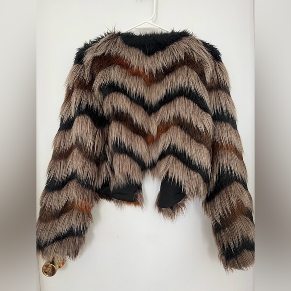 Faux fur cropped jacket with black and brown chevron pattern (Size L) - Picture 2 of 7